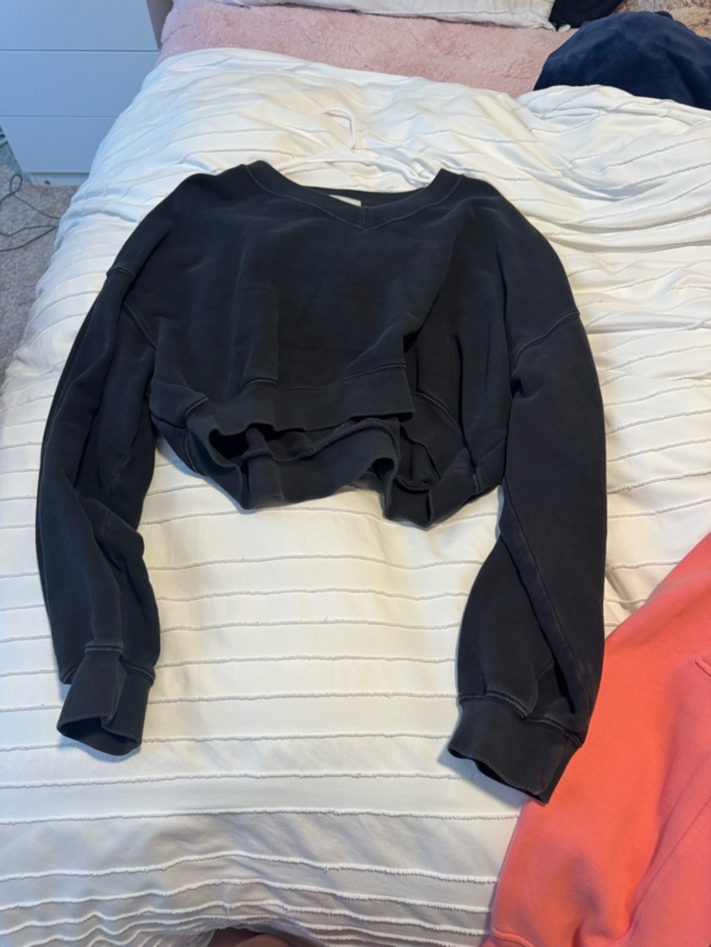Women's Cropped V‑Neck Pullover Sweatshirt in Black